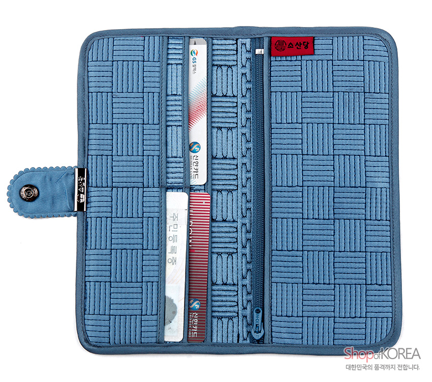 [텍스트: 소산당, Shop of KOREA, 대한민국의 품격까지 전합니다.] 청색 누비 비단 소재에 격자무늬와 전통 길상문 누비선이 어우러진 지퍼 포켓 구조 장지갑 디자인