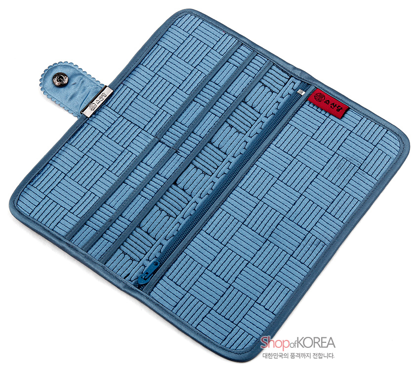 [텍스트: Shop of KOREA / 대한민국의 품격까지 전합니다.] 청색 누비 비단 장지갑, 격자형 누비기법과 전통 기하학 문양, 금속 단추 여밈 장식 구성