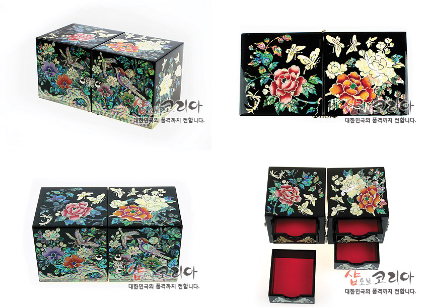 [텍스트: 샵오브코리아 대한민국의 품격까지 전합니다.] 흑색 옻칠 바탕에 자개 상감 기법으로 목단과 국화, 나비·새 문양을 화려하게 배치하고 내부는 붉은 색감으로 마감한 쌍합 나전보석함 모습