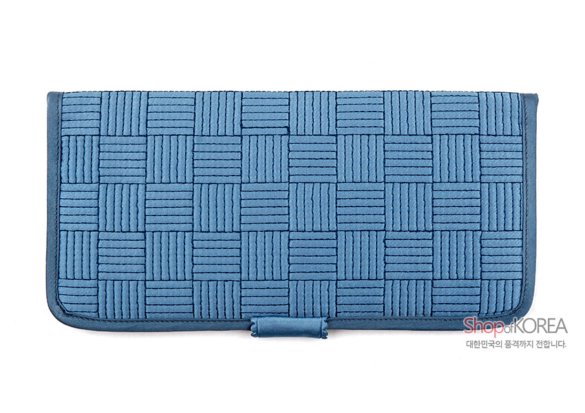 [텍스트: Shop of KOREA 대한민국의 품격까지 전합니다.] 청색 비단 소재에 전통 누비 기법으로 격자형 직선 문양을 넣은 장지갑 디자인