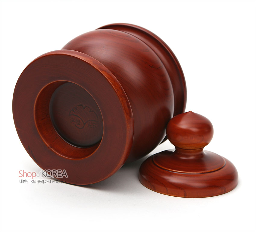 [텍스트: Shop of KOREA / 대한민국의 품격까지 전합니다] 붉은 갈색 옻칠 마감의 물푸레나무 원통형 제기, 매끄러운 곡선과 분리되는 둥근 손잡이 뚜껑 디자인