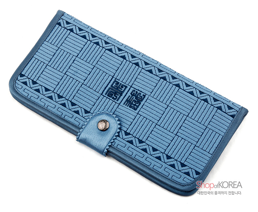 [텍스트: ShopofKOREA 대한민국의 품격까지 전합니다.] 청색 누비 비단 소재에 격자무늬와 길상문 자수, 가장자리 전통 기하학 문양과 금속 단추 장식 장지갑 이미지 설명