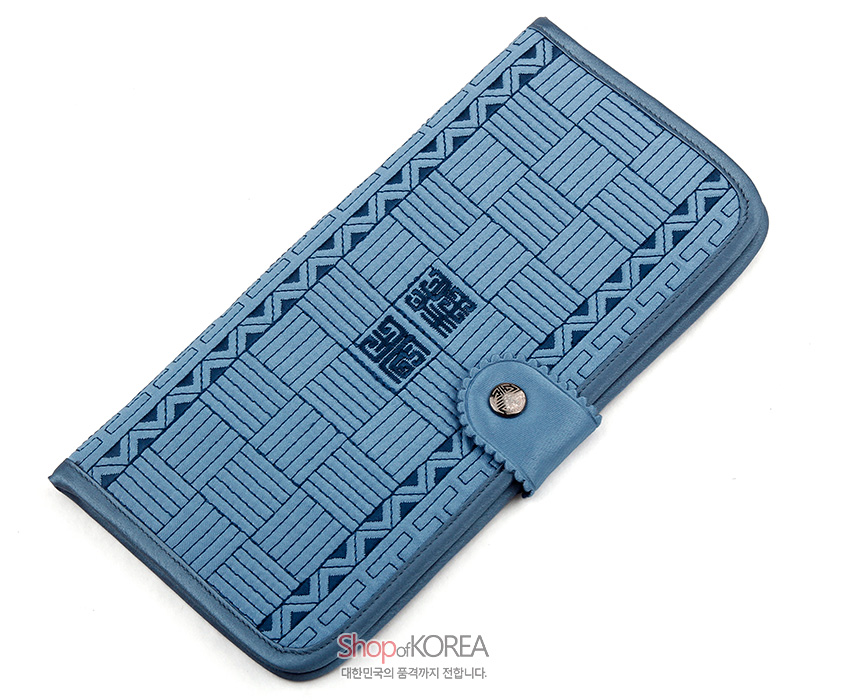 [텍스트: Shop of KOREA 대한민국의 품격까지 전합니다.] 청색 누비 비단 소재, 격자무늬와 중앙 길상문 자수, 가장자리 연속 기하학 문양, 금속 단추 여밈 장지갑 디자인