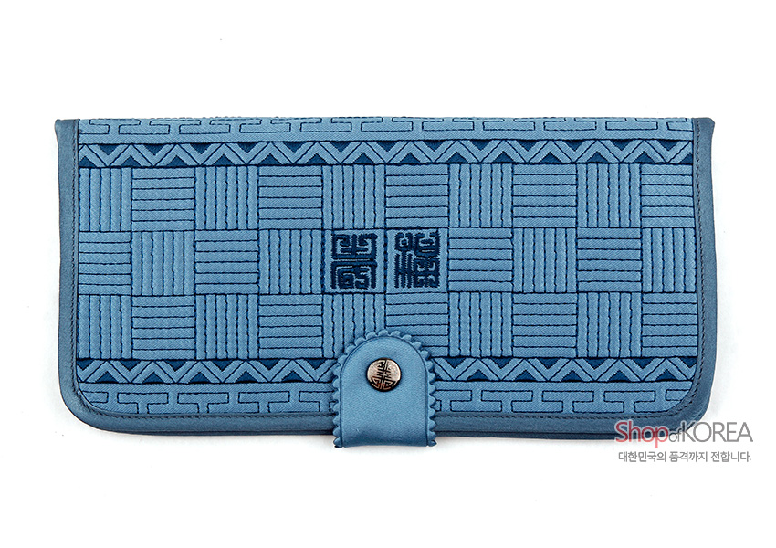 [텍스트: Shop of KOREA 대한민국의 품격까지 전합니다.] 청색 누비 비단 소재 격자무늬와 전통 길상문 자수, 연속 기하학 테두리와 금속 단추 여밈 장지갑 디자인