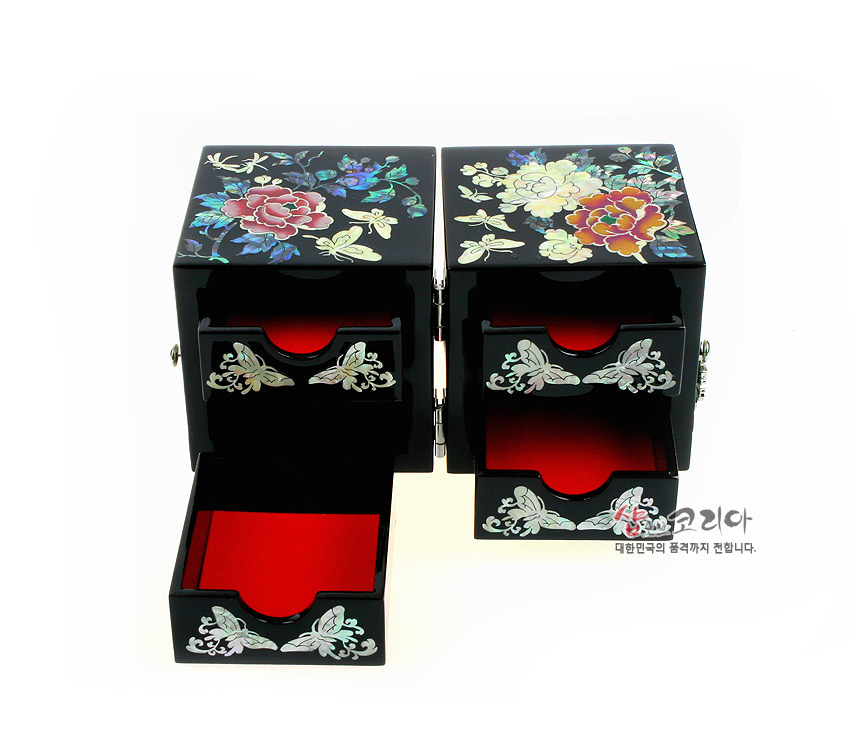 [텍스트: 샵오브코리아 대한민국의 품격까지 전합니다.] 흑색 옻칠 바탕에 자개 상감 기법으로 목단과 국화, 나비 문양을 장식한 쌍합 구조 보석함, 붉은 내부 마감 디자인