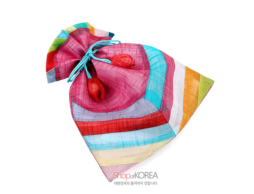 [텍스트: ShopofKOREA 대한민국의 품격까지 전합니다.] 분홍 모시 바탕에 청록·하늘·노랑 등 색동 배색과 청록색 끈, 붉은 매듭 장식이 조화를 이룬 전통 복주머니 디자인