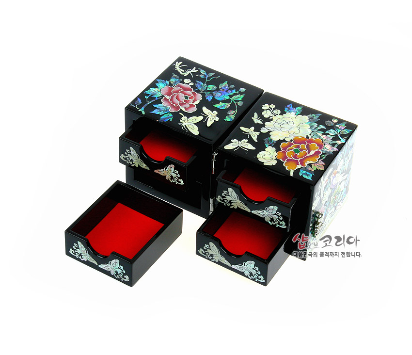 [텍스트: 샵오브코리아 대한민국의 품격까지 전합니다.] 흑색 옻칠 위 자개 상감으로 나비와 목단, 국화 문양을 장식한 쌍합 구조 보석함과 붉은 내부 칸 구성 표현