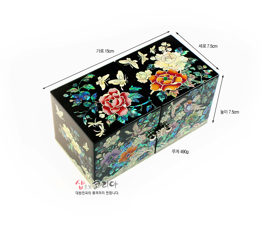 [텍스트: 가로 15cm, 세로 7.5cm, 높이 7.5cm, 무게 490g, 샵오브코리아 대한민국의 품격까지 전합니다.] 흑색 옻칠 바탕 위 자개 상감으로 목단과 국화, 나비, 새 문양을 다채롭게 배치한 쌍합 나전 보석함 이미지 설명