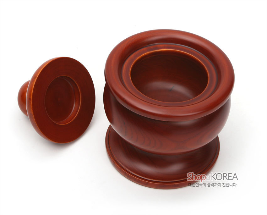[텍스트: Shop of KOREA 대한민국의 품격까지 전합니다.] 붉은 갈색 옻칠 마감의 물푸레나무 제기, 부드러운 곡선과 나뭇결이 돋보이는 향로형 구성