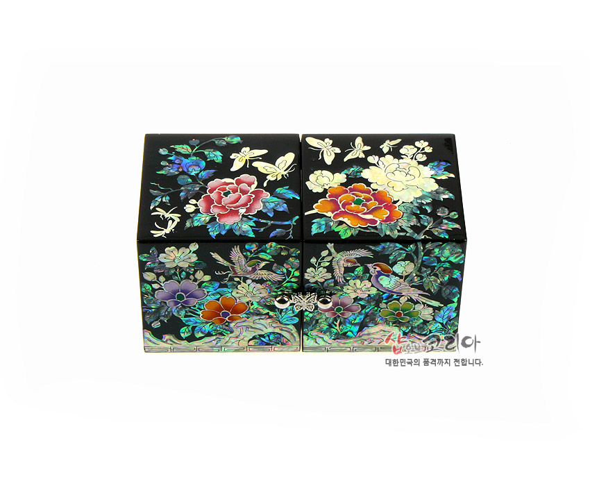 [텍스트: 샵오브코리아 / 대한민국의 품격까지 전합니다.] 흑색 옻칠 바탕 위 자개 상감으로 목단과 국화, 나비와 새를 다채로운 오색으로 수놓은 쌍합 보석함 정면 이미지 표현