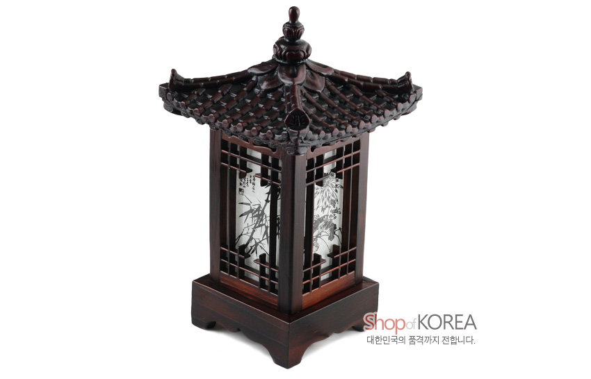 [텍스트: Shop of KOREA 대한민국의 품격까지 전합니다.] 짙은 목재 기와 지붕과 창살 구조, 흑백 사군자와 대나무 문양 한지 장식의 사각 미니 좌등 디자인