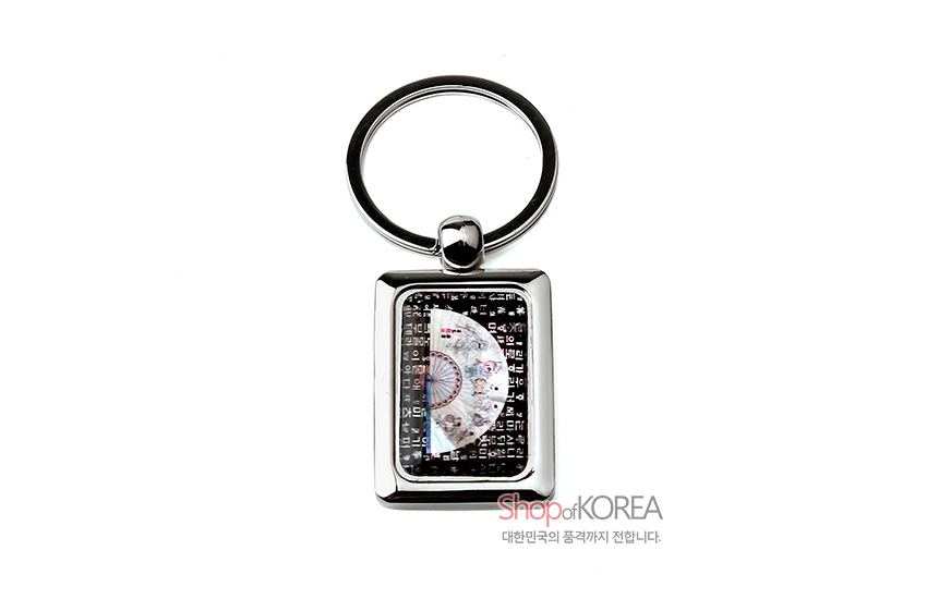 [텍스트: ShopofKOREA 대한민국의 품격까지 전합니다.] 금속 사각 테두리 안 자개 상감 부채와 훈민정음 문자 문양이 어우러진 열쇠고리 디자인描写