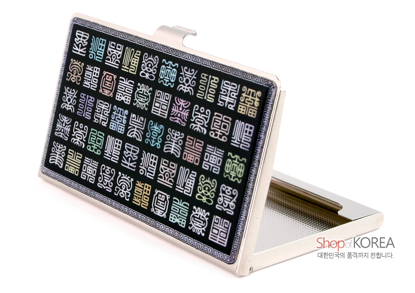 [텍스트: Shop of KOREA 대한민국의 품격까지 전합니다.] 흑색 바탕 위 금속 테두리에 다양한 색감의 전서체 문양을 자개 상감 기법으로 배열한 직사각 금속 명함집 디자인