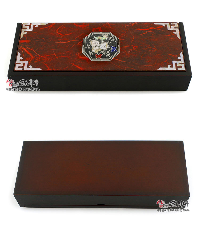 [텍스트: 샵오브코리아 대한민국의 품격까지 전합니다.] 붉은 한지 배경 위 팔각 자개 매화 문양과 흰색 전통 기하학 장식이 어우러진 직사각형 나무 필함 디자인