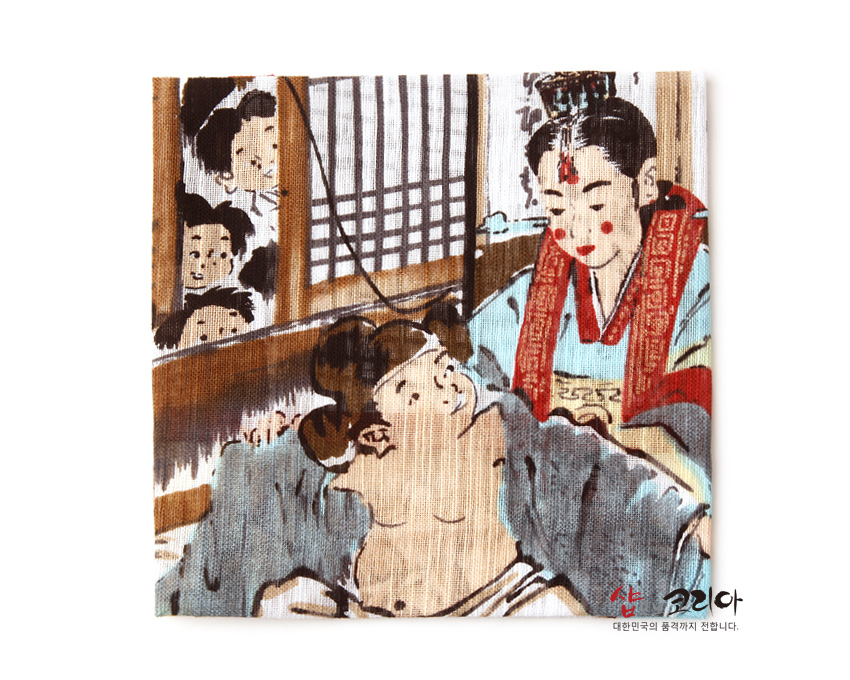 [텍스트: 샵 오브 코리아 대한민국의 품격까지 전합니다.] 비단 느낌의 직물 위 전통 혼례 민속화 인쇄, 붉은·청색 혼례복과 갈색 배경, 창문 너머 아이들 모습이 어우러진 손수건 디자인 설명