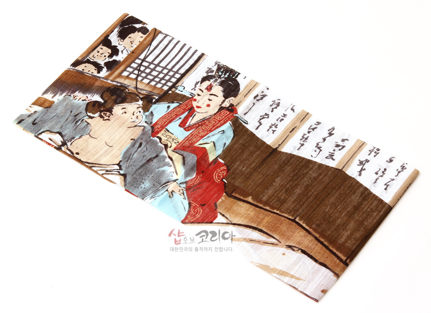 [텍스트: 샵오브코리아 대한민국의 품격까지 전합니다.] 비단 느낌 직물 위에 민속화 기법으로 꼬마신랑과 신부, 배경 서예와 목재 문살을 갈색·청록·홍색으로 표현한 손수건 디자인