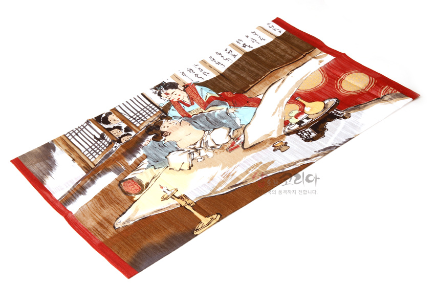[텍스트: 판독 불가 한글 문구] 전통 혼례 민속화가 인쇄된 비단 손수건, 붉은 테두리와 갈색·크림색 바탕, 꼬마신랑·신부와 실내 기물 장식이 어우러진 디자인