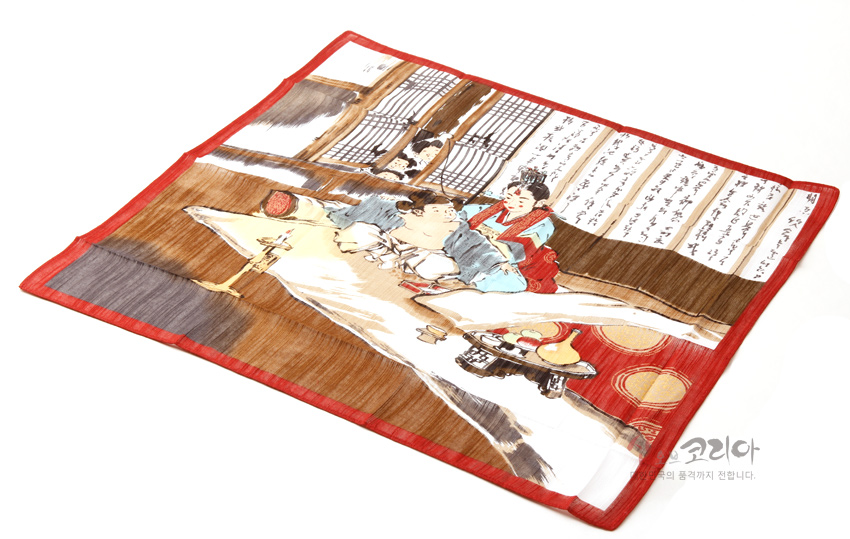 [텍스트: 한글 세로 글씨 다수 인쇄] 비단 느낌의 직물 위에 꼬마신랑 전통혼례 민속화를 담고, 갈색·크림색 바탕과 붉은 테두리, 연채색 의복과 혼례 상차림 문양이 조화를 이룬 손수건 디자인