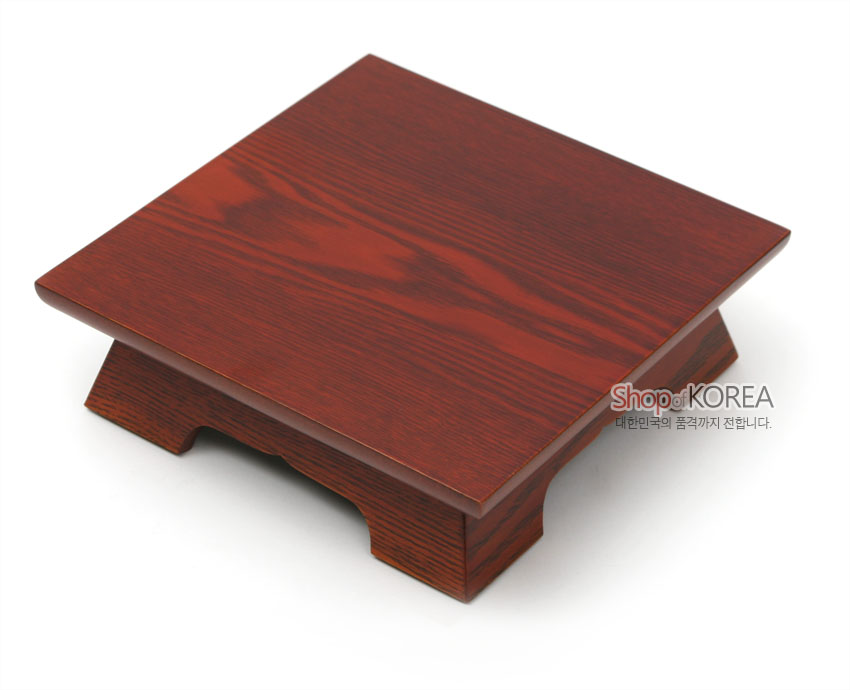 [텍스트: Shop of KOREA 대한민국의 품격까지 전합니다.] 붉은 갈색 옻칠 마감 물푸레나무 제기상, 자연스러운 나뭇결과 낮은 사각 받침 구조가 돋보이는 전통 목제 받침대