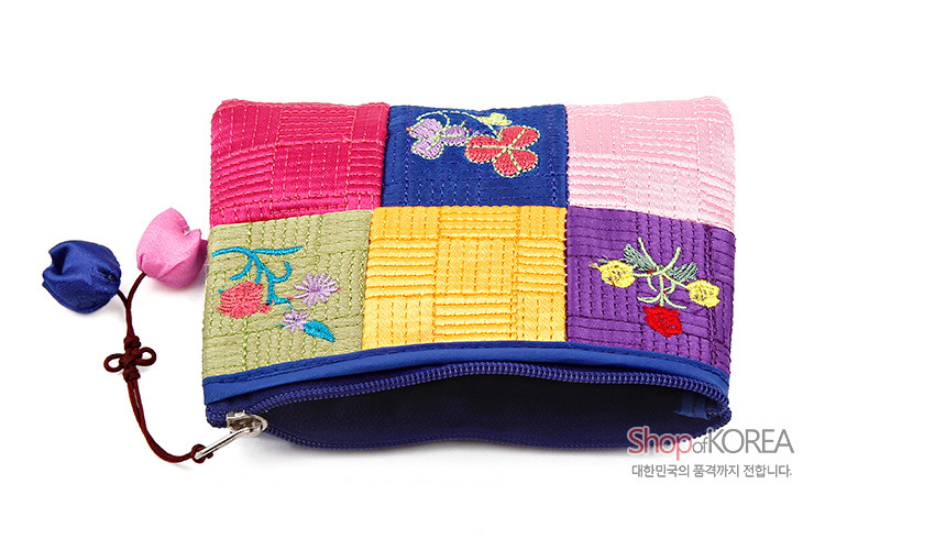 [텍스트: ShopofKOREA 대한민국의 품격까지 전합니다.] 색동 비단 누비 패치 구성, 꽃 자수 문양과 매듭 장식이 더해진 지퍼형 조각 동전 지갑 이미지 설명