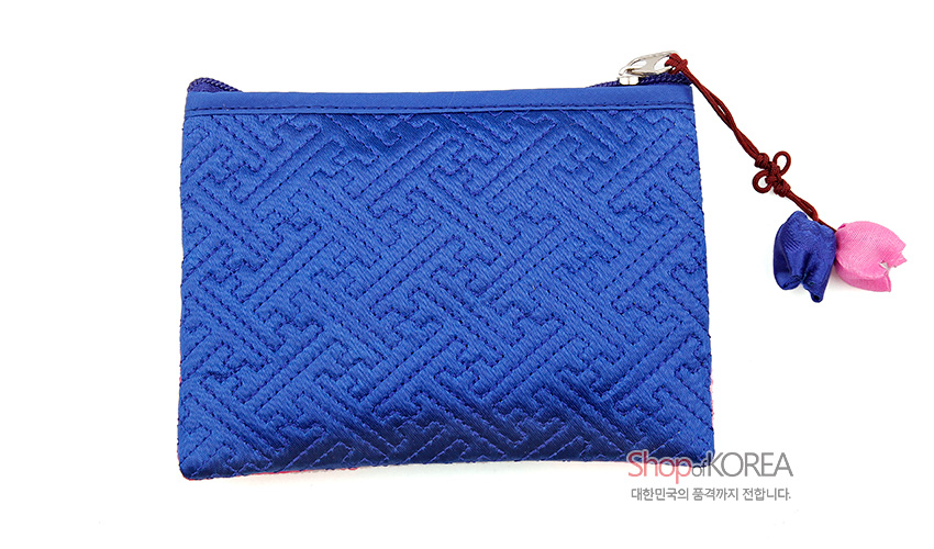 [텍스트: ShopofKOREA 대한민국의 품격까지 전합니다.] 청색 비단 누비 천에 기하학 문양을 더한 지퍼형 조각 동전지갑, 매듭끈과 연분홍 연꽃 모양 장식 포인트