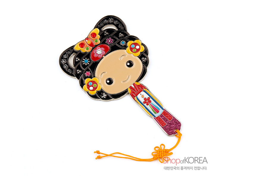 [텍스트: ShopofKOREA 대한민국의 품격까지 전합니다.] 칠보 기법의 금속 재질로 표현된 중전 캐릭터 손거울, 화려한 꽃과 나비 문양, 다채로운 색실 매듭끈 장식 특징 이미지