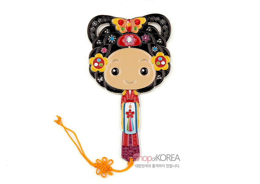 [텍스트: ShopofKOREA 대한민국의 품격까지 전합니다.] 금속 재질에 칠보 기법으로 표현한 중전 캐릭터 손거울, 꽃과 나비 문양, 다채로운 색감의 노랑 매듭끈 장식 특징인 디자인