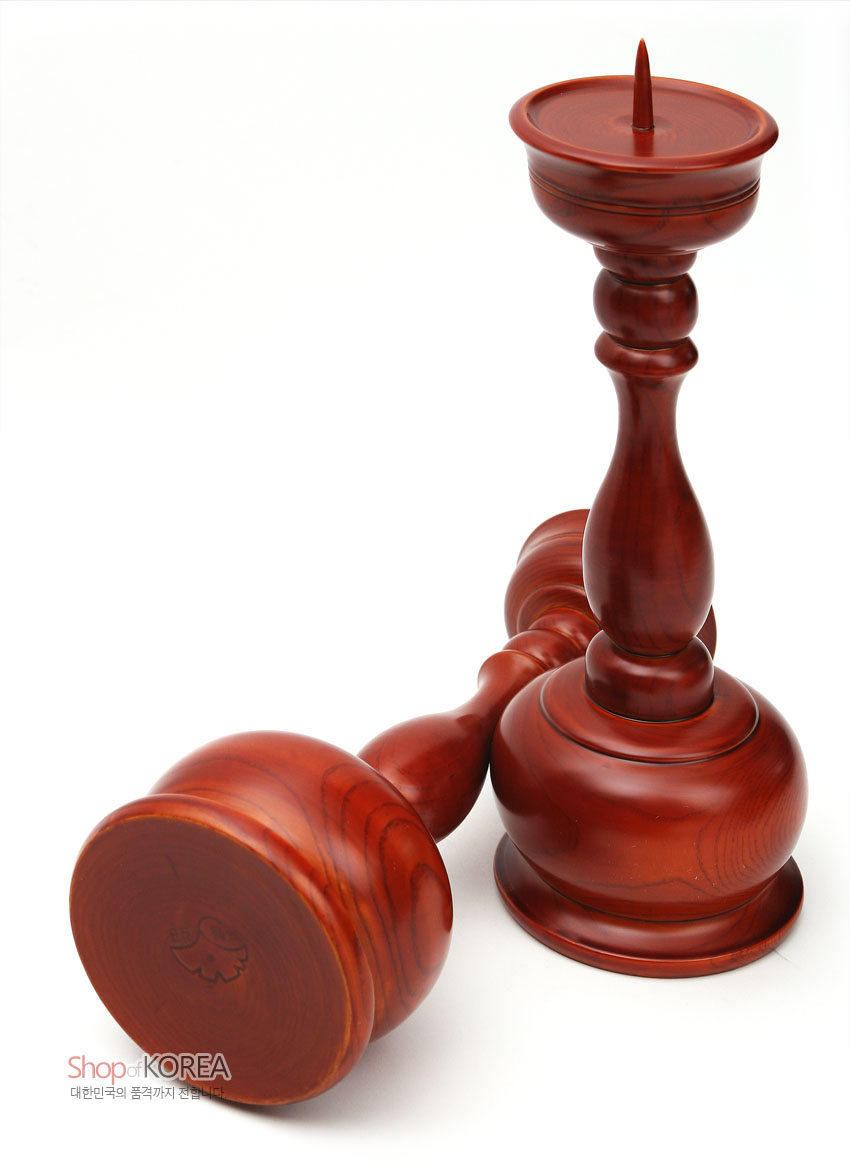[텍스트: Shop of KOREA 대한민국의 품격까지 전합니다] 물푸레나무 재질 붉은 갈색 옻칠 마감의 전통 촛대, 유려한 곡선 기둥과 단정한 원형 받침, 자연스러운 나뭇결 표현