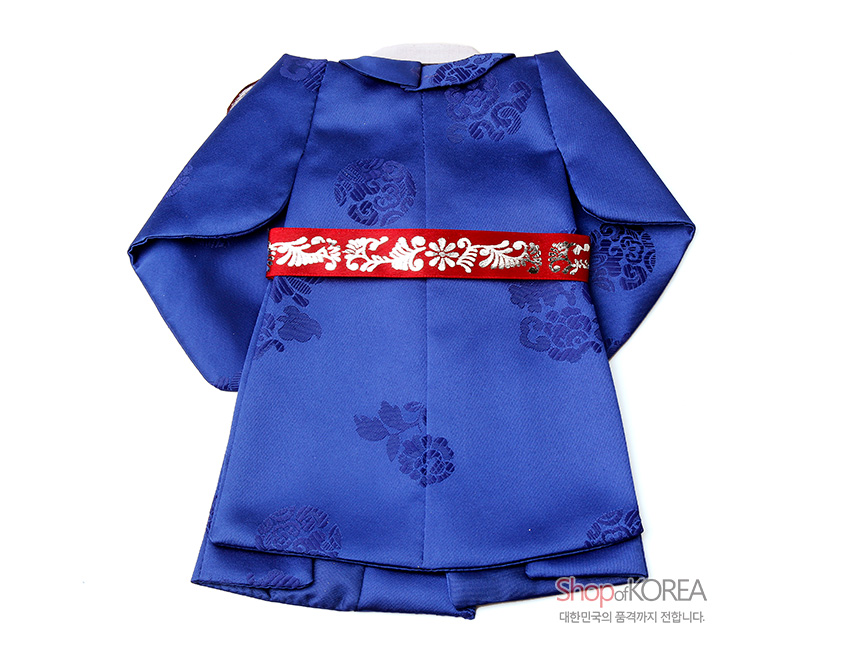 [텍스트: Shop of KOREA 대한민국의 품격까지 전합니다.] 청색 비단 소재에 국화 등 전통 문양이 짜여진 한복형 와인 커버, 붉은색 꽃 자수 허리 장식이 돋보이는 디자인