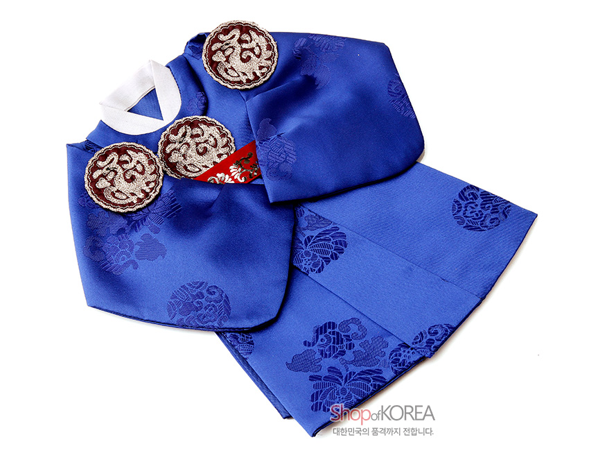 [텍스트: Shop of KOREA 대한민국의 품격까지 전합니다.] 청색 비단 소재 한복형 와인 커버, 국화와 전통 문양 자수 짜임, 흰색 동정과 붉은 금사 견장 원형 자수 장식 디자인