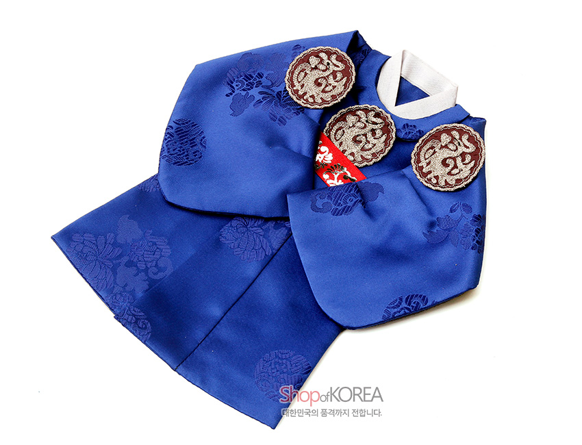 [텍스트: Shop of KOREA 대한민국의 품격까지 전합니다.] 청색 비단 소재 한복형 와인커버, 국화와 전통 문양 직조, 흰색 깃과 붉은 문양 배자, 원형 자수 견장 장식 구성