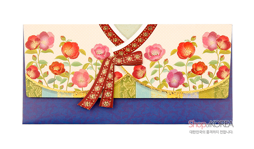 [텍스트: ShopKOREA 대한민국의 품격까지 전합니다.] 붉은 꽃과 잎 문양, 금박 띠와 리본 장식, 청색·연두·연분홍 배색 저고리 형태의 한복 디자인 종이 돈봉투 이미지 설명