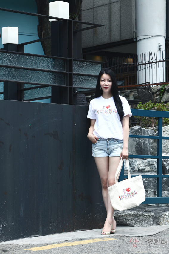 [텍스트: I ♥ KOREA] 흰색 면 티셔츠에 3D 입체발포 기법으로 표현된 한글 전통무늬 패턴 영문 문구와 동일 문양이 인쇄된 에코백 연출 이미지