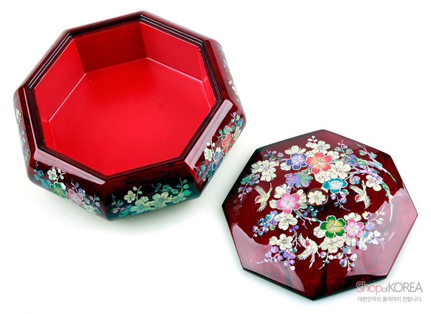 [텍스트: ShopofKOREA 대한민국의 품격까지 전합니다.] 붉은 옻칠 바탕 위 자개 상감으로 매화와 화조문을 수놓은 팔각 나전칠기 다용도함 디자인