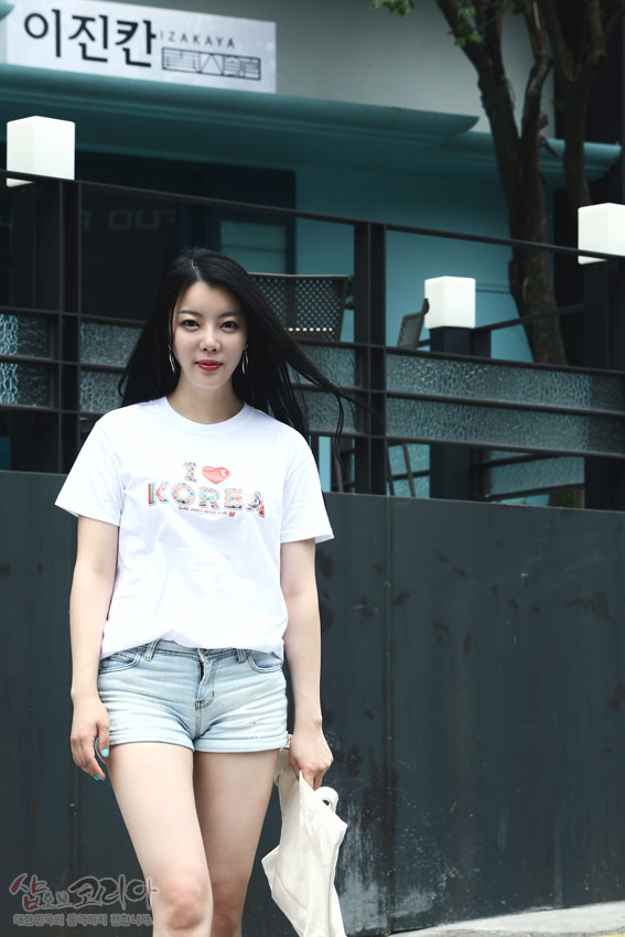 [텍스트: I ♥ KOREA] 흰색 면 티셔츠 위 다채로운 전통문양으로 꾸민 영문 레터링과 3D 입체발포 기법이 돋보이는 반팔 디자인