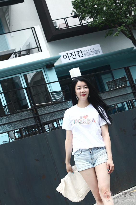 [텍스트: I ♥ KOREA] 흰색 면 티셔츠 위에 다채로운 한글과 전통 문양을 활용한 3D 입체발포 프린트로 표현된 영문 문구 장식 모습