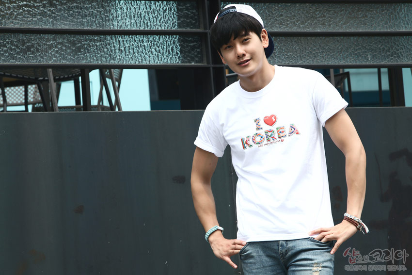 [텍스트: I ♥ KOREA] 흰색 면 티셔츠 중앙에 다채로운 전통 패턴을 활용한 3D 입체발포 영문 문구가 돋보이는 반팔 디자인