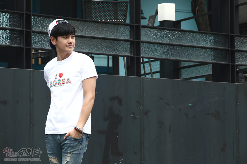 [텍스트: I ♥ KOREA] 흰색 면 티셔츠 중앙에 3D 입체발포 기법으로 표현된 하트와 전통 패턴 영문 문구가 돋보이는 캐주얼 반팔 디자인