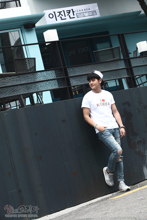 [텍스트: 이진칸 IZAKAYA / I ♥ KOREA] 흰색 면 티셔츠에 붉은 하트와 전통 문양으로 채운 영문 레터링이 3D 입체발포 기법으로 표현된 캐주얼한 거리 패션 이미지