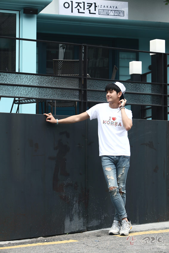 [텍스트: 이진칸 IZAKAYA / I ♥ KOREA] 흰색 면 티셔츠에 3D 입체발포 기법으로 표현된 하트와 전통 문양 알파벳 장식이 돋보이는 캐주얼 스타일 연출