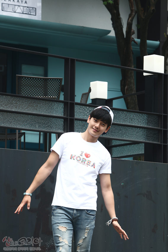 [텍스트: I ♥ KOREA] 흰색 면 티셔츠 위 3D 입체발포 기법으로 표현된 영문 문구와 전통문양 패턴 장식의 반팔 티셔츠 연출 모습