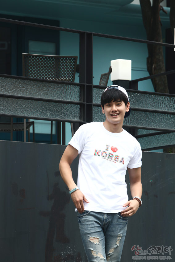 [텍스트: I ♥ KOREA] 흰색 면 반팔에 다채로운 전통문양을 활용한 3D 입체발포 영문 문구가 가슴 중앙에 배치된 캐주얼 티셔츠 디자인