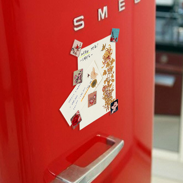 [텍스트: S M E D] 빨간 냉장고에 부착된 고무 재질 화조도 모자이크 자석, 파스텔 톤 꽃과 새, 나비 문양 사각 타일 장식 구성