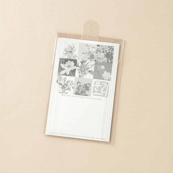 [텍스트: 화조도 자석 AMEHWA MAGNET DESIGN WOORIORI 운길] 투명 비닐 포장 안 흑백 인쇄 종이, 민화 화조도 꽃과 새 모자이크 패턴 구성