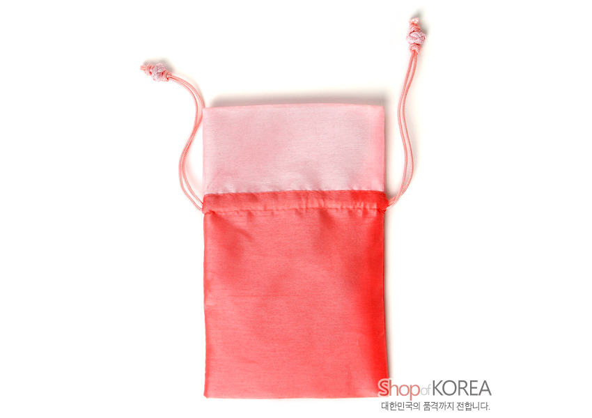 [텍스트: Shop of KOREA 대한민국의 품격까지 전합니다.] 담홍색과 코랄빛 비단 소재로 제작된 단색 매듭주머니, 끈 매듭 마감의 심플한 전통 주머니 디자인