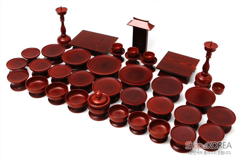 [텍스트: Shop KOREA 대한민국의 품격까지 전합니다.] 붉은 갈색 옻칠 마감 물푸레나무 재질의 전통 목제 제기 37조 구성, 촛대·향로·다양한 크기 접시와 발 받침 조화 이미지