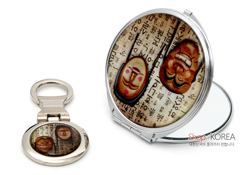 [텍스트: Shop of KOREA, 대한민국의 품격까지 전합니다.] 금속 테두리 위 고급스러운 자개 느낌 배경과 한글 서체, 다채로운 색감의 하회탈 문양이 조화된 원형 손거울과 열쇠고리 세트 이미지