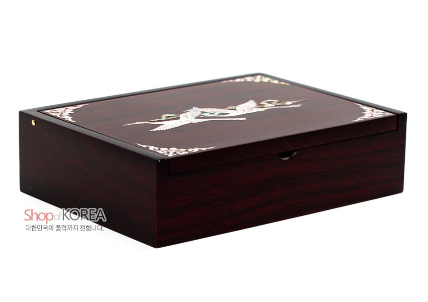 [텍스트: Shop of KOREA 대한민국의 품격까지 전합니다.] 짙은 갈색 옻칠 목재 위 자개 상감으로 구름과 학 문양을 새기고 모서리에 백색 구름 장식을 더한 직사각 명함함 디자인