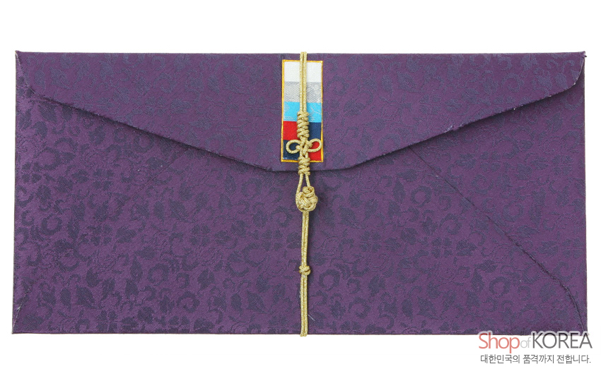 [텍스트: Shop of KOREA 대한민국의 품격까지 전합니다.] 자색 비단에 은은한 전통 문양을 넣고 오방색 조각보 장식과 금색 매듭끈 포인트를 준 상품권 봉투