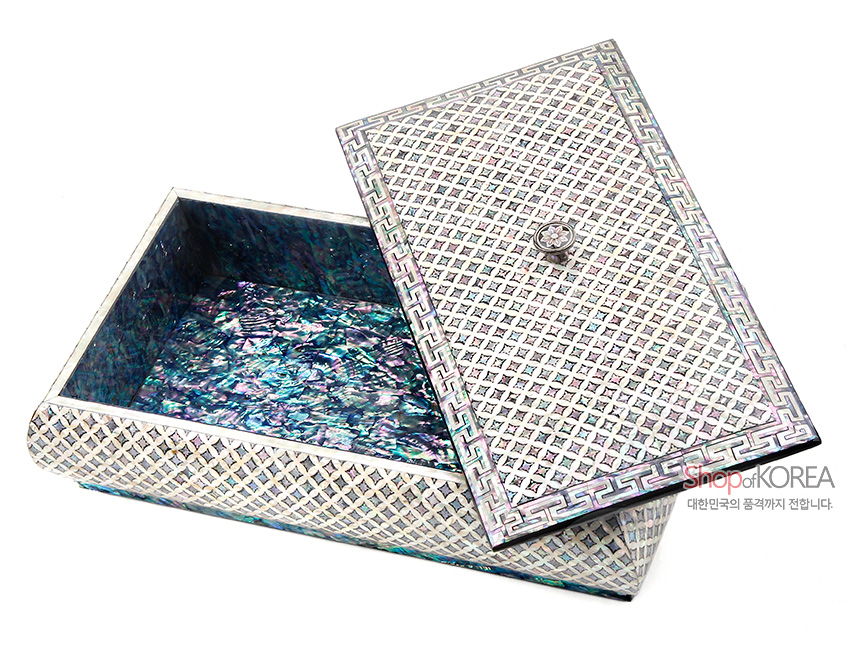 [텍스트: ShopofKOREA 대한민국의 품격까지 전합니다.] 자개 상감 기법으로 촘촘한 격자 전통문양과 연속문양 테두리를 장식하고 내부에 오색 자개빛을 채운 직사각형 다용도함 이미지